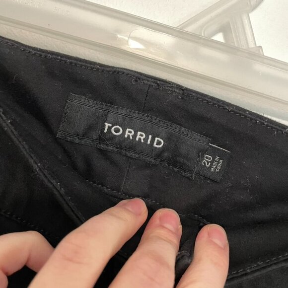 TORRID Plus Size 5 Inch Stretch Sateen Mid Rise Belted Short Black 20 - NO BELT - Picture 6 of 13